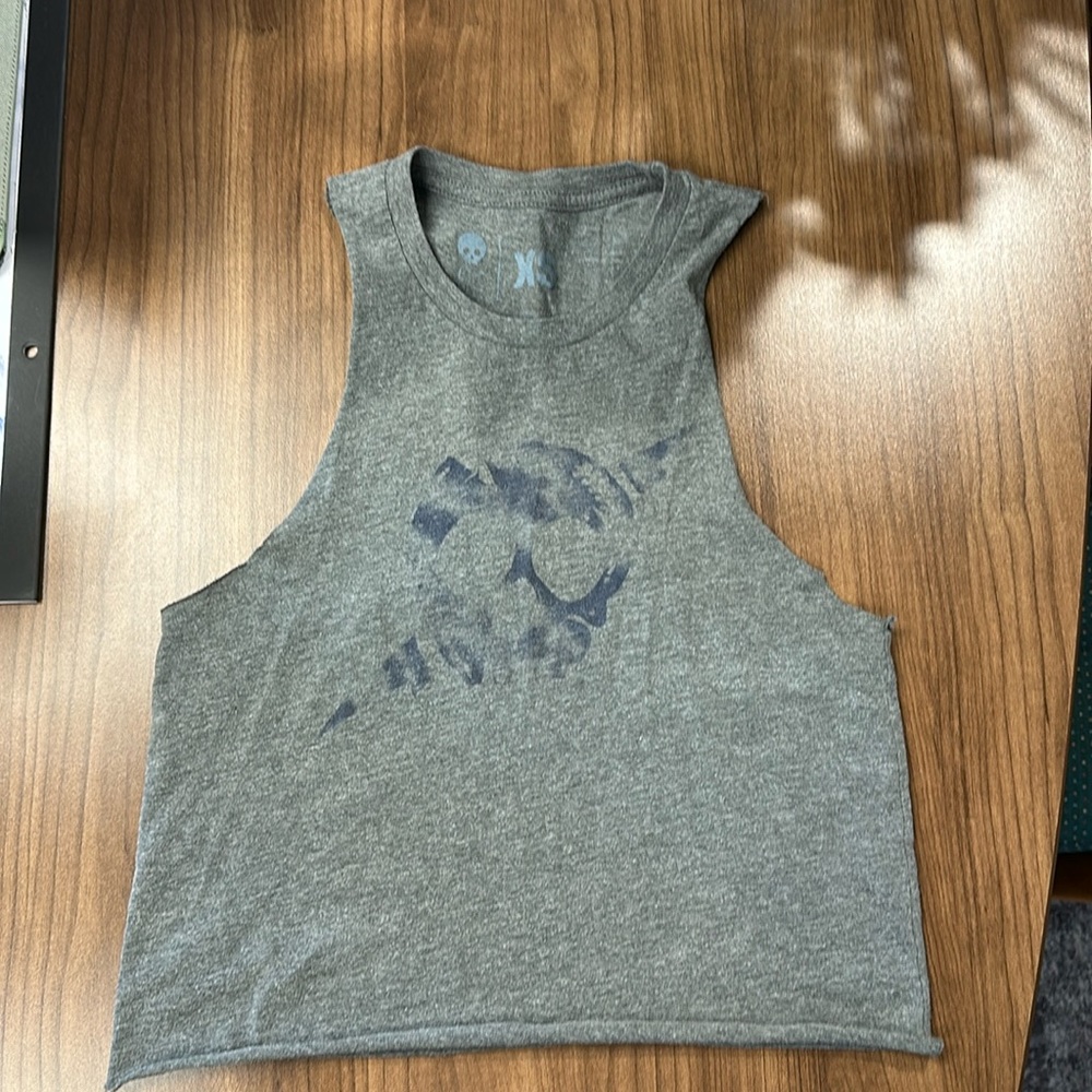 Size XS (fits like small) Cambro crop tank with faded skull design